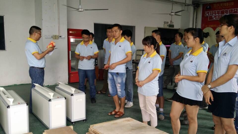 图为项目组郑绍杰领取奖金1000元红包。