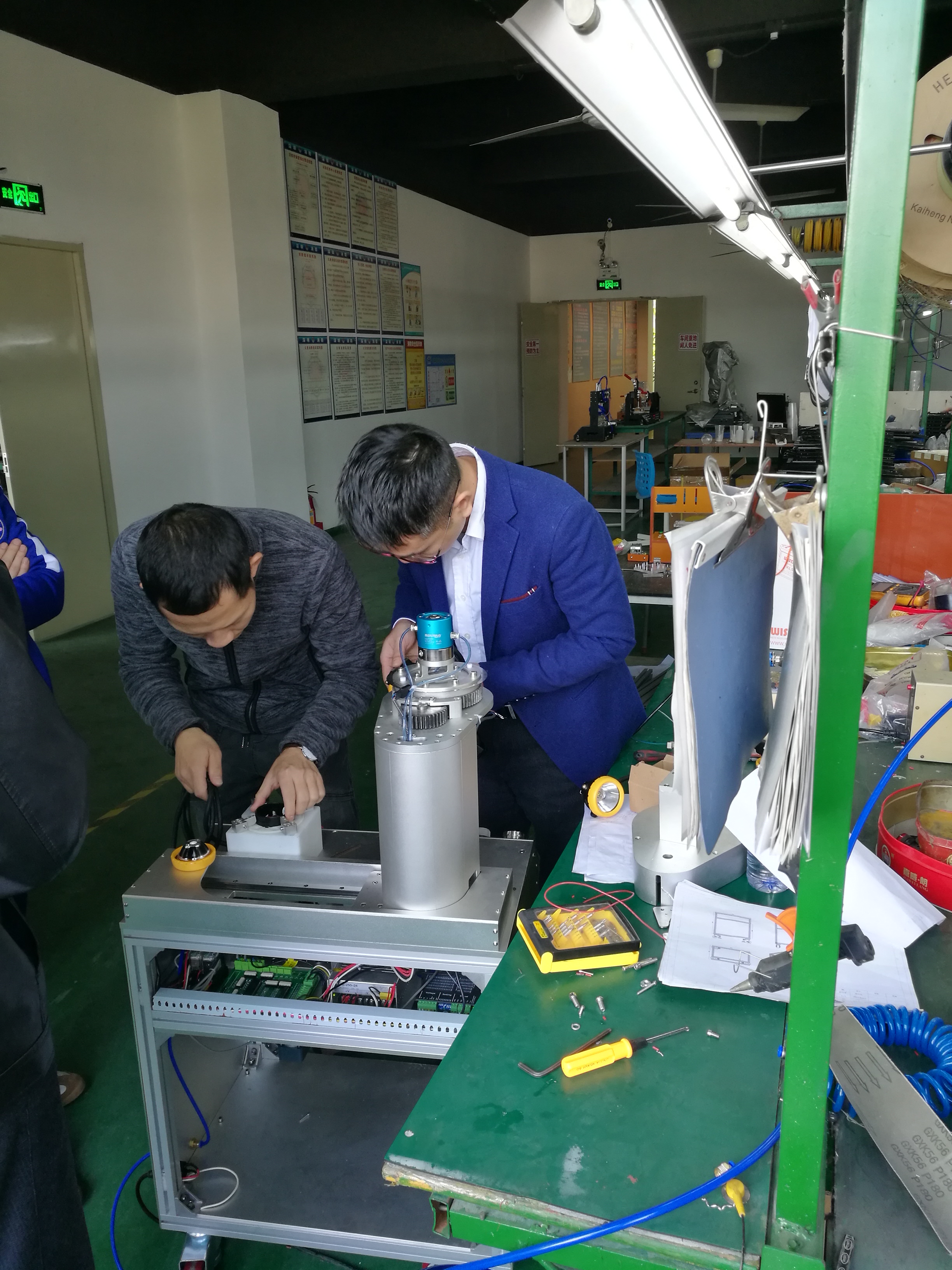 客户验收自动拧灯头非标设备