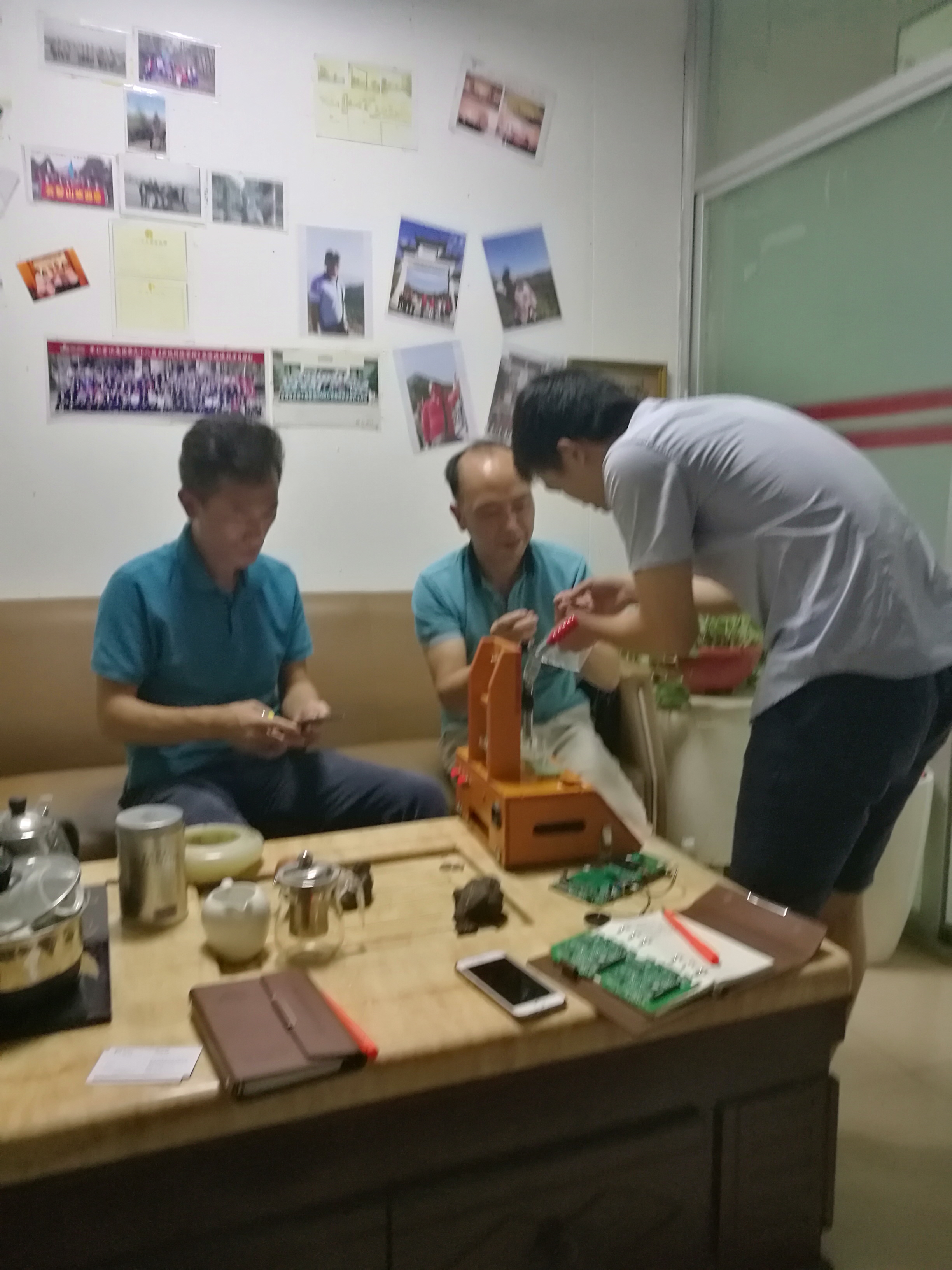 王氏天茂公司客户现场讨论测试治具